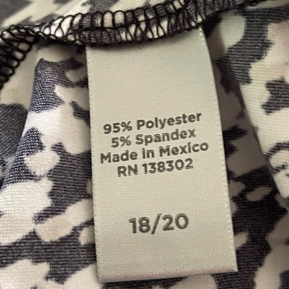 Avenue Black and White Sleeveless Blouse with Metal Accents Size 18/20 NWT - Picture 9 of 11